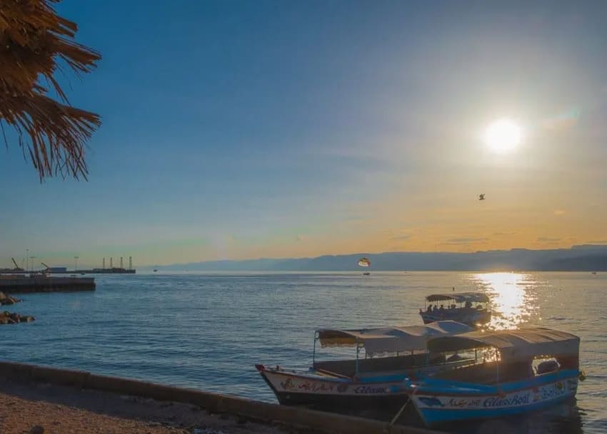 Un viaje en barco con suelo de cristal en aqaba