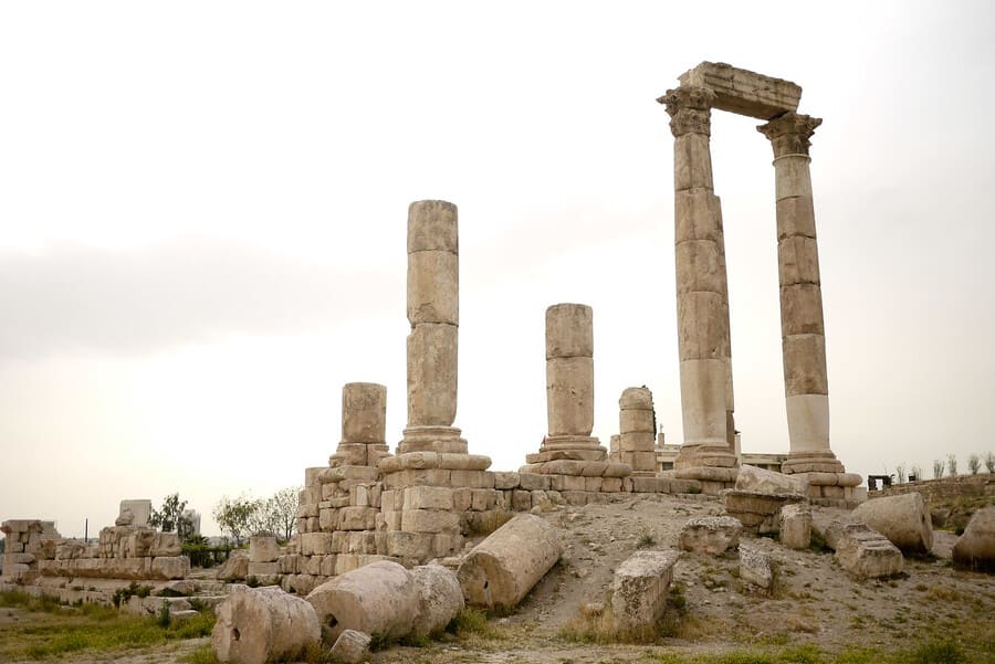 daños causados por el terremoto en la ciudadela y el templo de hércules en ammán