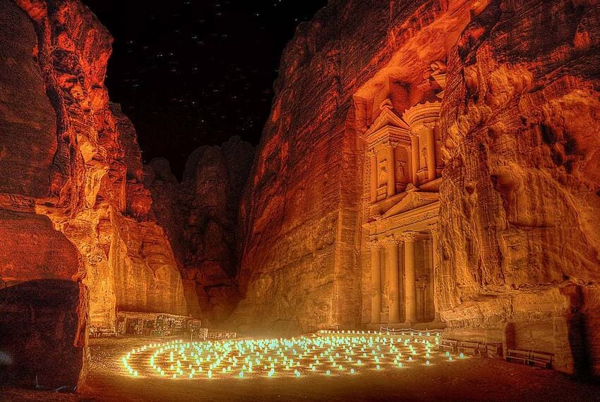 visitar Petra de noche